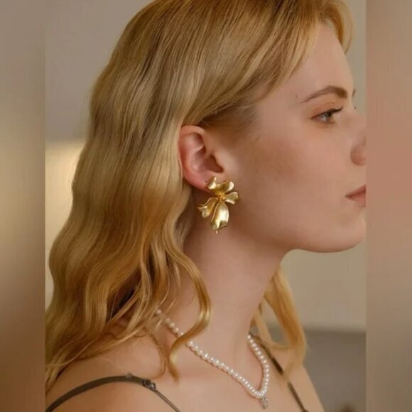 Jewelry - 18K Gold Plated Flower Earrings